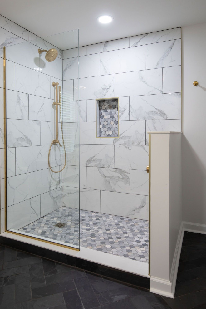 Exempel på ett mellanstort klassiskt vit vitt en-suite badrum, med luckor med infälld panel, bruna skåp, en öppen dusch, en toalettstol med separat cisternkåpa, gul kakel, marmorkakel, vita väggar, skiffergolv, ett undermonterad handfat, bänkskiva i kvarts, grått golv och med dusch som är öppen