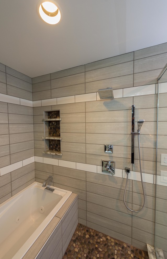 Bild på ett mellanstort funkis en-suite badrum, med ett fristående handfat, skåp i shakerstil, skåp i mörkt trä, granitbänkskiva, ett badkar i en alkov, en dusch/badkar-kombination, en toalettstol med separat cisternkåpa, grå kakel, kakel i småsten, blå väggar, klinkergolv i porslin, beiget golv och dusch med gångjärnsdörr