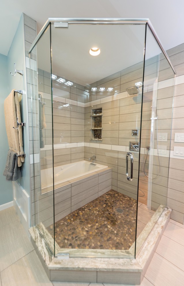 Idéer för att renovera ett mellanstort funkis en-suite badrum, med ett fristående handfat, skåp i shakerstil, skåp i mörkt trä, granitbänkskiva, ett badkar i en alkov, en dusch/badkar-kombination, en toalettstol med separat cisternkåpa, grå kakel, kakel i småsten, blå väggar, klinkergolv i porslin, beiget golv och dusch med gångjärnsdörr