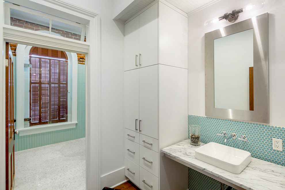 Aménagement d'une salle de bain industrielle avec une douche à l'italienne, un carrelage bleu, un carrelage en pâte de verre, un sol en marbre et aucune cabine.