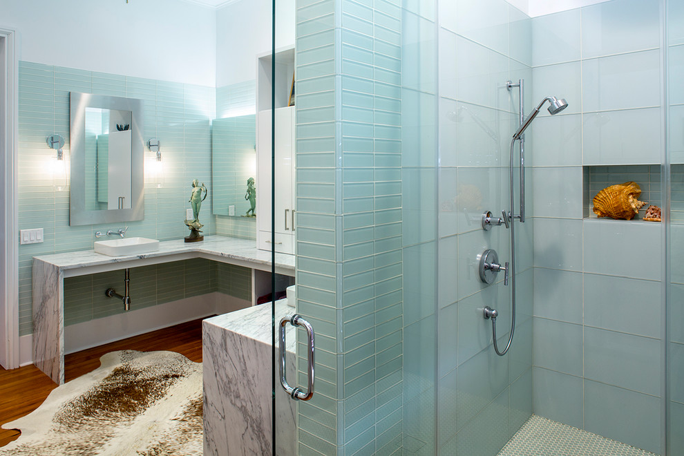 Foto di una stanza da bagno industriale con doccia a filo pavimento, piastrelle blu, piastrelle di vetro, pavimento in marmo e doccia aperta