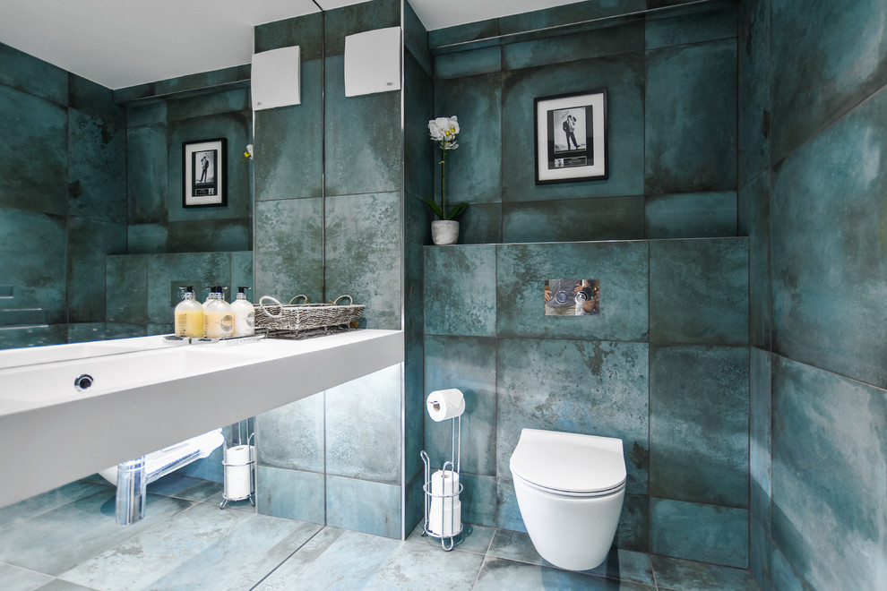 Idee per una piccola stanza da bagno boho chic con WC sospeso, piastrelle verdi, piastrelle in gres porcellanato, pareti verdi, pavimento in gres porcellanato, lavabo rettangolare e pavimento verde