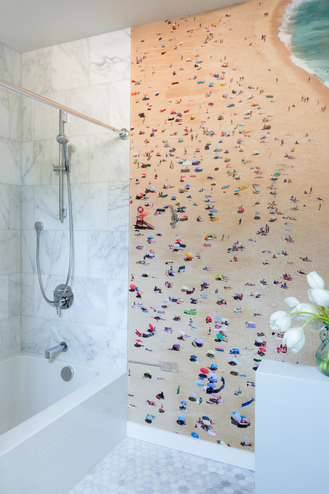 Bild på ett mellanstort funkis vit vitt badrum med dusch, med en dusch/badkar-kombination, vit kakel, marmorkakel, dusch med duschdraperi, släta luckor, grå skåp, grå väggar, marmorgolv, ett undermonterad handfat, bänkskiva i akrylsten och vitt golv