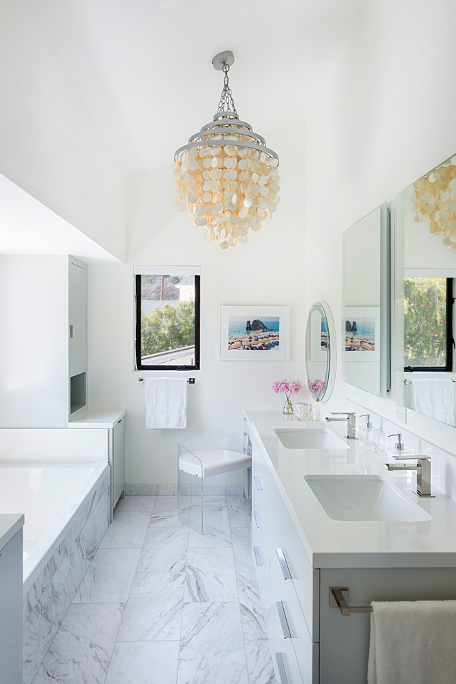 Inredning av ett modernt mellanstort vit vitt en-suite badrum, med släta luckor, grå skåp, vit kakel, marmorkakel, bänkskiva i kvarts, ett badkar i en alkov, vita väggar, marmorgolv, ett undermonterad handfat och vitt golv