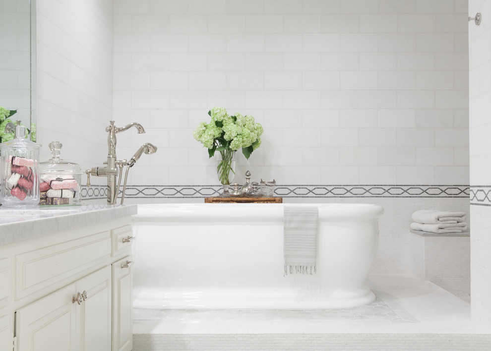 Inspiration för mellanstora klassiska en-suite badrum, med luckor med upphöjd panel, vita skåp, ett fristående badkar, en öppen dusch, en toalettstol med separat cisternkåpa, grå kakel, stenkakel, vita väggar, marmorgolv, ett undermonterad handfat och marmorbänkskiva