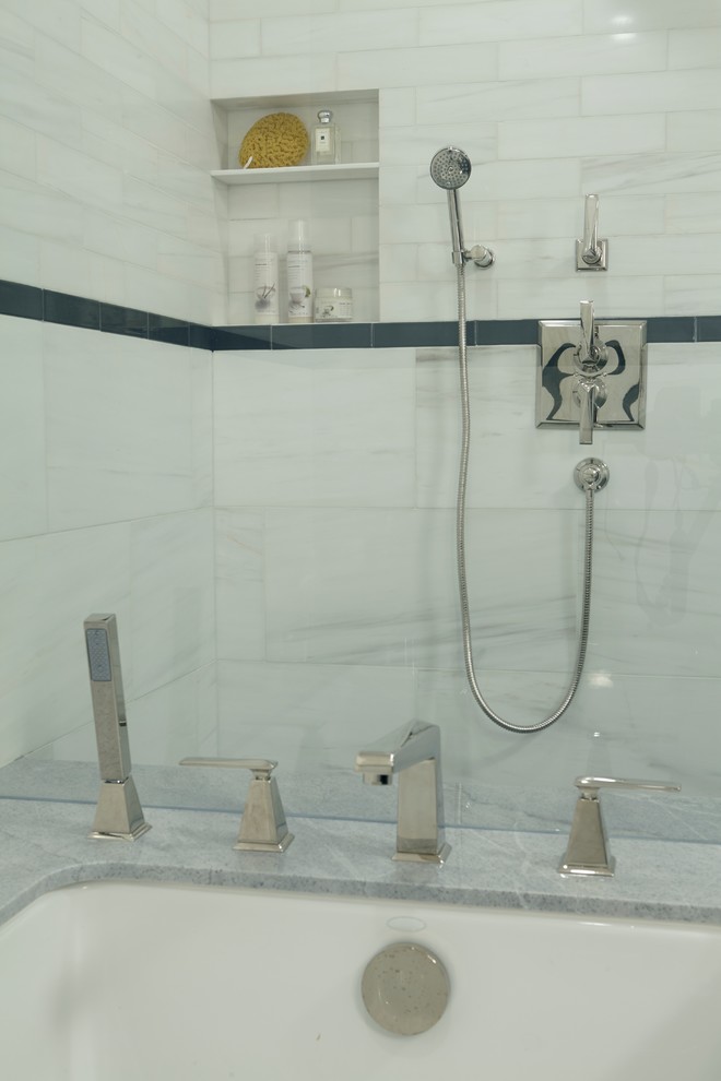 Esempio di una stanza da bagno padronale contemporanea di medie dimensioni con lavabo sottopiano, ante lisce, ante grigie, top in marmo, vasca sottopiano, doccia ad angolo, piastrelle bianche, piastrelle in pietra e pareti bianche