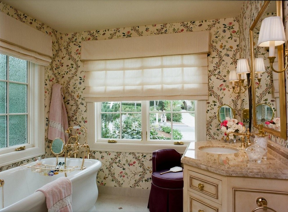 ロサンゼルスにあるトラディショナルスタイルのおしゃれな浴室 (マルチカラーの壁) の写真