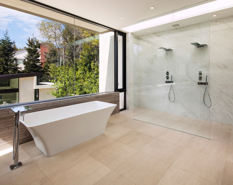 Idéer för ett stort modernt en-suite badrum, med ett fristående badkar, med dusch som är öppen, en dubbeldusch, grå kakel, stenhäll, travertin golv och beiget golv
