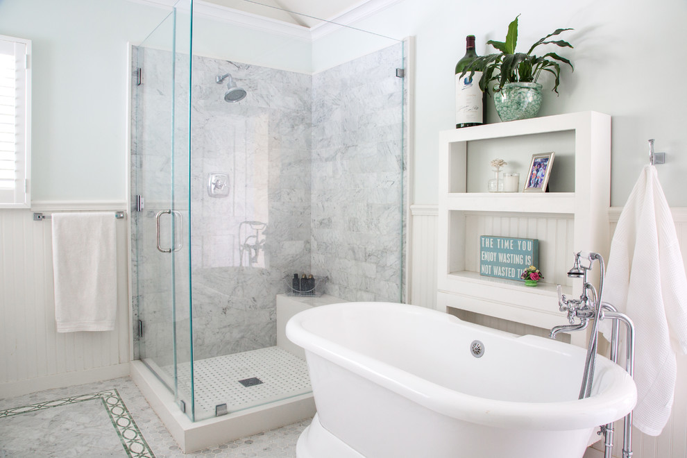 Modelo de cuarto de baño principal clásico con bañera exenta, ducha esquinera, baldosas y/o azulejos grises, baldosas y/o azulejos blancos, baldosas y/o azulejos de cemento y paredes azules