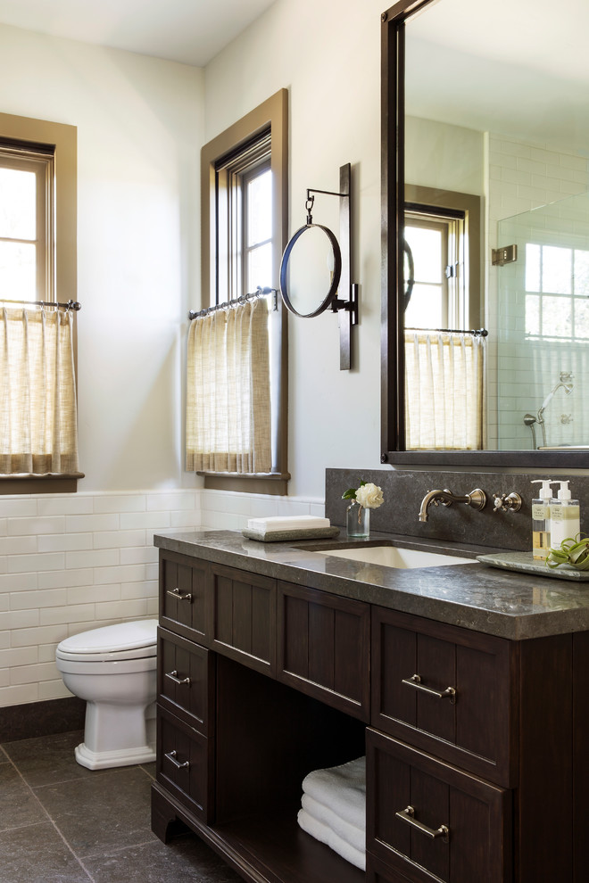 Свежая идея для дизайна: главная ванная комната в стиле кантри с фасадами с утопленной филенкой, черными фасадами, бежевыми стенами, врезной раковиной и серым полом - отличное фото интерьера
