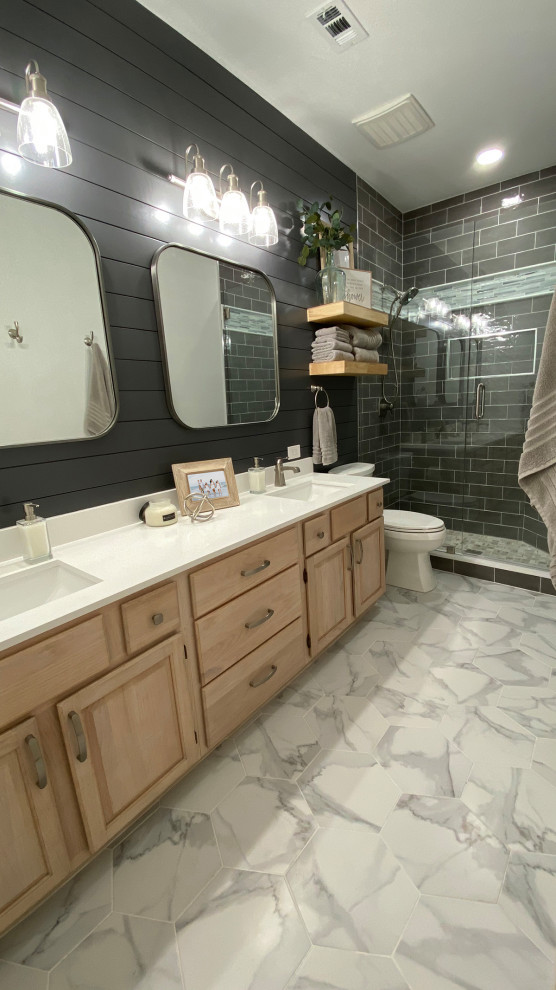 Idées déco pour une petite salle de bain campagne en bois clair avec un placard avec porte à panneau surélevé, un carrelage gris, un carrelage métro, un mur gris, un sol en carrelage de porcelaine, un lavabo encastré, un plan de toilette en quartz modifié, un sol gris, une cabine de douche à porte battante, un plan de toilette blanc, un banc de douche, meuble double vasque, meuble-lavabo encastré et du lambris de bois.