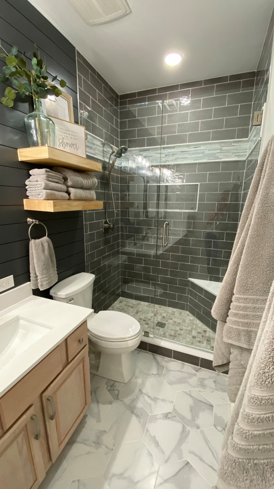 Idéer för att renovera ett litet lantligt vit vitt badrum med dusch, med luckor med upphöjd panel, skåp i ljust trä, en dusch i en alkov, grå kakel, tunnelbanekakel, grå väggar, klinkergolv i porslin, ett undermonterad handfat, bänkskiva i kvarts, grått golv och dusch med gångjärnsdörr