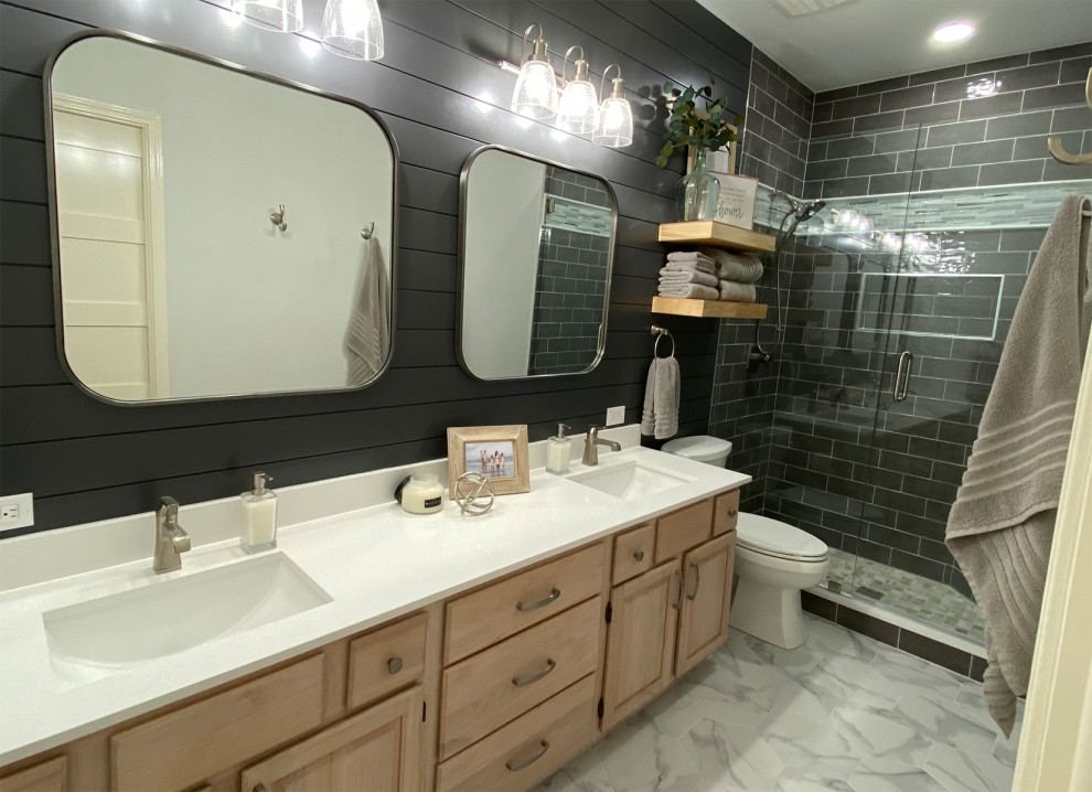 Idéer för små lantliga vitt badrum med dusch, med luckor med upphöjd panel, skåp i ljust trä, en dusch i en alkov, grå kakel, tunnelbanekakel, grå väggar, klinkergolv i porslin, ett undermonterad handfat, bänkskiva i kvarts, grått golv och dusch med gångjärnsdörr