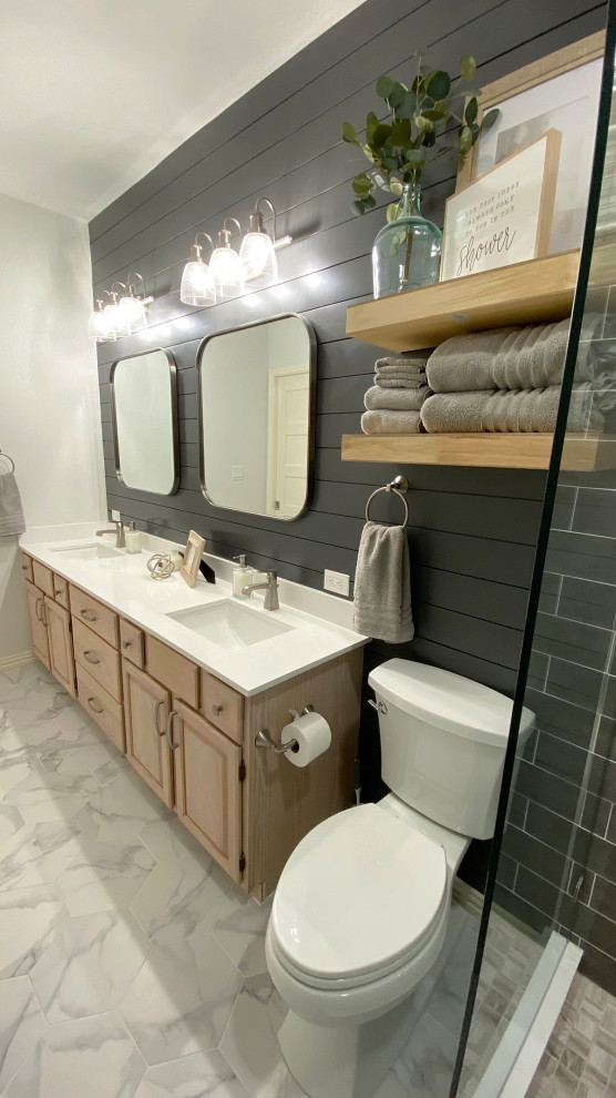 Inredning av ett lantligt litet vit vitt badrum med dusch, med luckor med upphöjd panel, skåp i ljust trä, en dusch i en alkov, grå kakel, tunnelbanekakel, grå väggar, klinkergolv i porslin, ett undermonterad handfat, bänkskiva i kvarts, grått golv och dusch med gångjärnsdörr