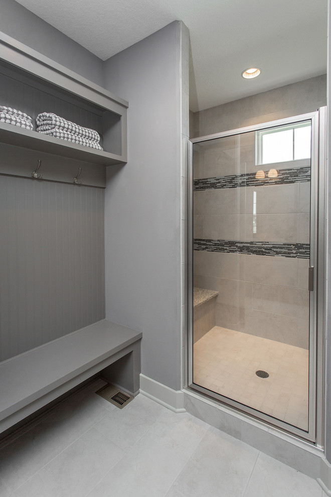 Idee per una stanza da bagno padronale american style con lavabo sottopiano, ante in stile shaker, ante grigie, top in quarzo composito, piastrelle grigie e pareti grigie