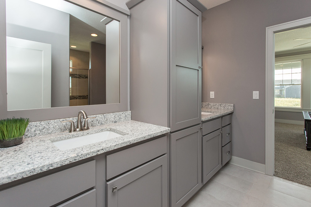 Esempio di una stanza da bagno padronale stile americano con lavabo sottopiano, ante in stile shaker, ante grigie, top in quarzo composito, piastrelle grigie e pareti grigie