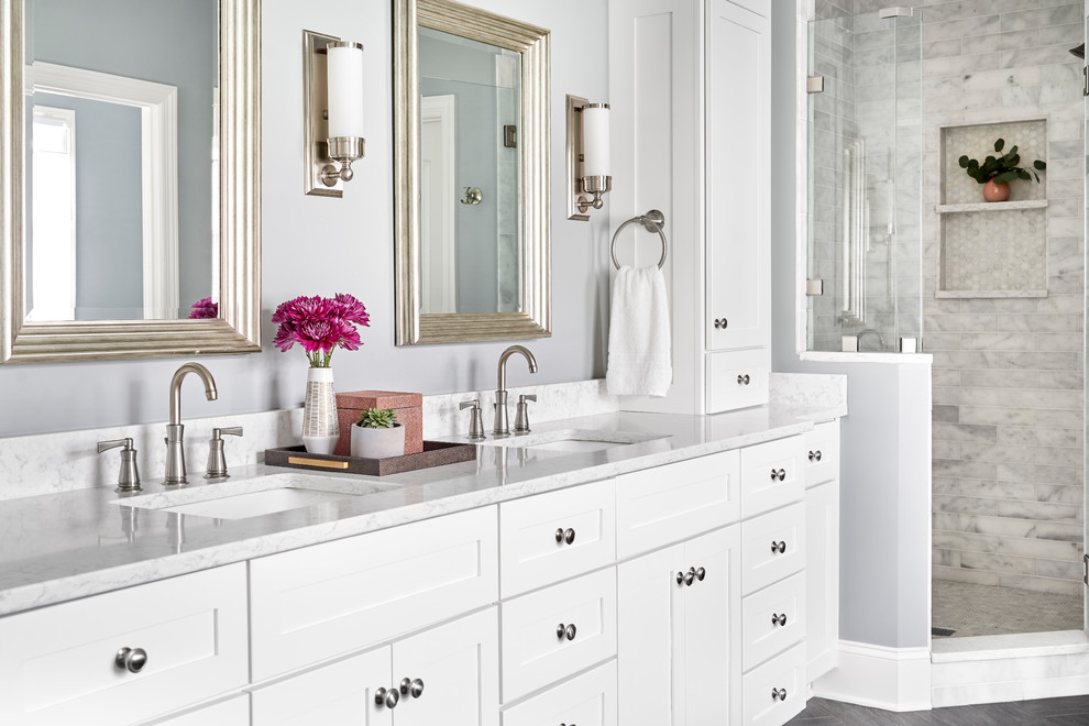 На фото: главная ванная комната в стиле неоклассика (современная классика) с фасадами в стиле шейкер, белыми фасадами, угловым душем, серыми стенами, врезной раковиной, серым полом, душем с распашными дверями и серой столешницей