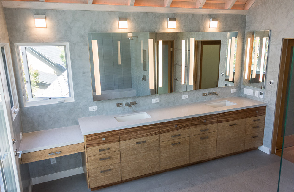 На фото: главная ванная комната среднего размера в стиле неоклассика (современная классика) с плоскими фасадами, фасадами цвета дерева среднего тона, серой плиткой, серыми стенами, бетонным полом, столешницей из ламината и серым полом
