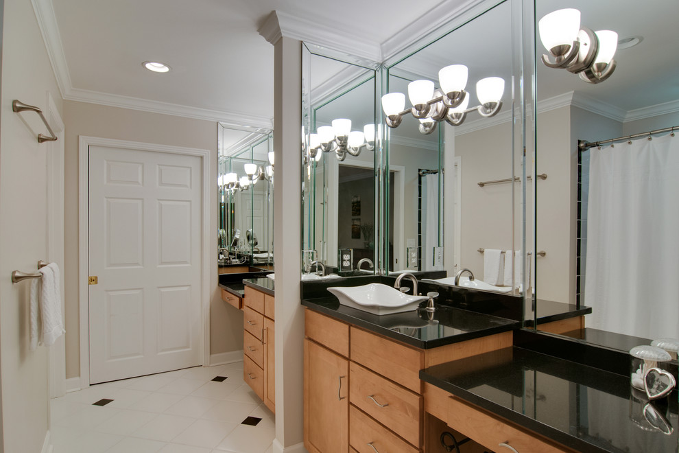 Aménagement d'une salle de bain moderne de taille moyenne avec un placard à porte plane, des portes de placard beiges, un carrelage gris, un mur gris, un lavabo de ferme et un plan de toilette en quartz.