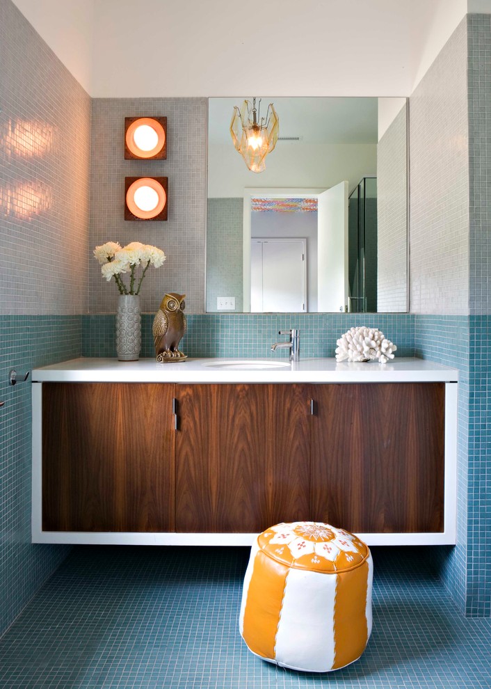 ロサンゼルスにあるミッドセンチュリースタイルのおしゃれな浴室 (アンダーカウンター洗面器、フラットパネル扉のキャビネット、濃色木目調キャビネット、青いタイル、モザイクタイル、モザイクタイル) の写真
