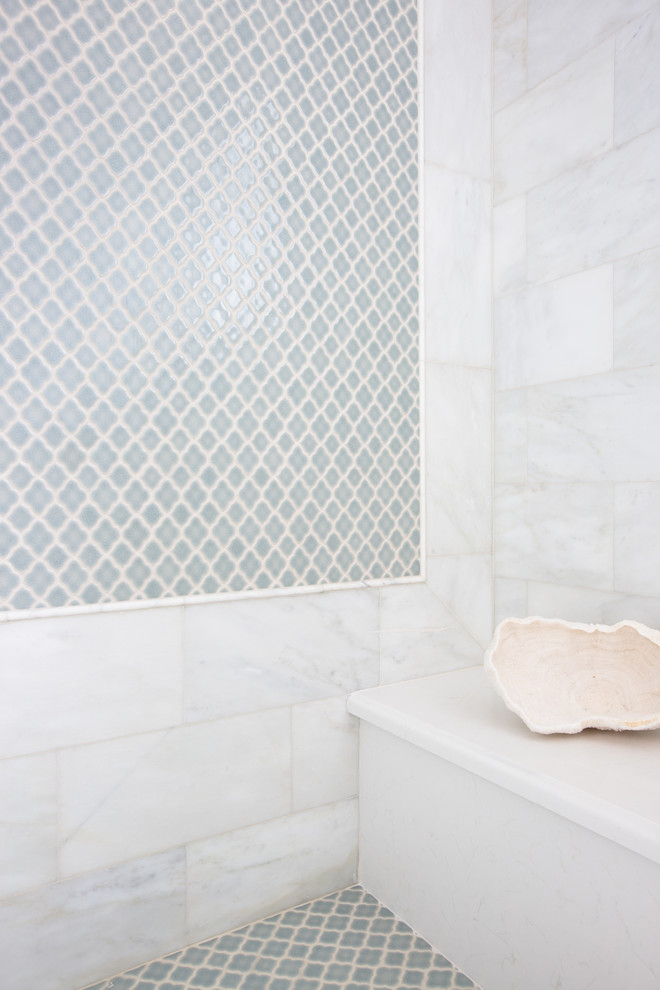 На фото: главная ванная комната среднего размера в стиле неоклассика (современная классика) с фасадами с утопленной филенкой, белыми фасадами, белой плиткой, керамической плиткой, белыми стенами, мраморным полом и столешницей из искусственного камня с