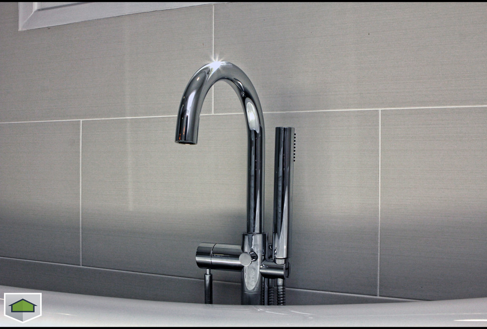 Esempio di una stanza da bagno design con piastrelle grigie