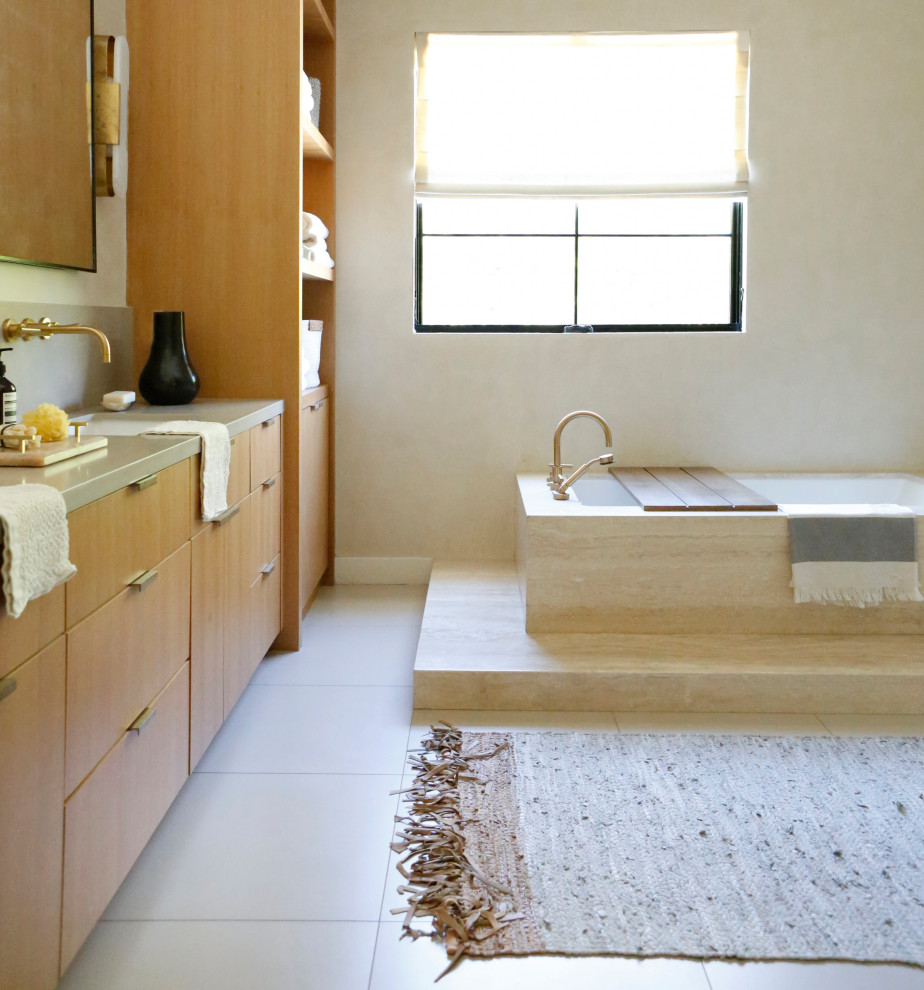 Réalisation d'une salle de bain principale design en bois brun avec un placard à porte plane, une baignoire encastrée, un mur beige, un lavabo encastré, un sol gris, un plan de toilette gris, meuble simple vasque et meuble-lavabo encastré.