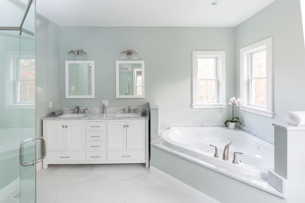 Стильный дизайн: большая главная ванная комната в стиле неоклассика (современная классика) с фасадами в стиле шейкер, белыми фасадами, гидромассажной ванной, угловым душем, раздельным унитазом, белой плиткой, цементной плиткой, серыми стенами, полом из цементной плитки, врезной раковиной и мраморной столешницей - последний тренд