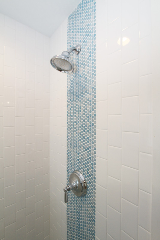 Foto de cuarto de baño costero pequeño con ducha empotrada, baldosas y/o azulejos azules, baldosas y/o azulejos de cemento, paredes blancas, aseo y ducha y lavabo con pedestal