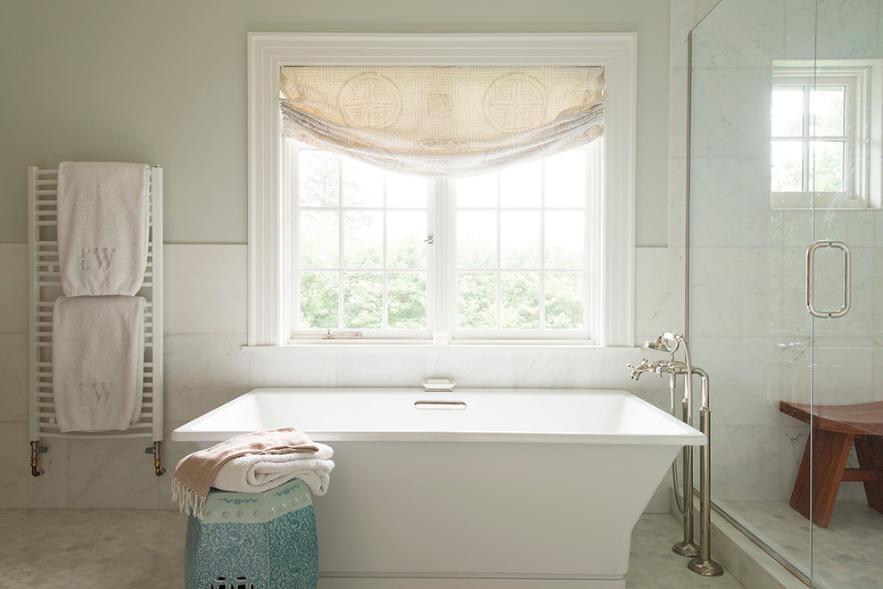ポートランドにある高級な中くらいなトラディショナルスタイルのおしゃれなマスターバスルーム (置き型浴槽、白いタイル、グレーの壁、石タイル) の写真