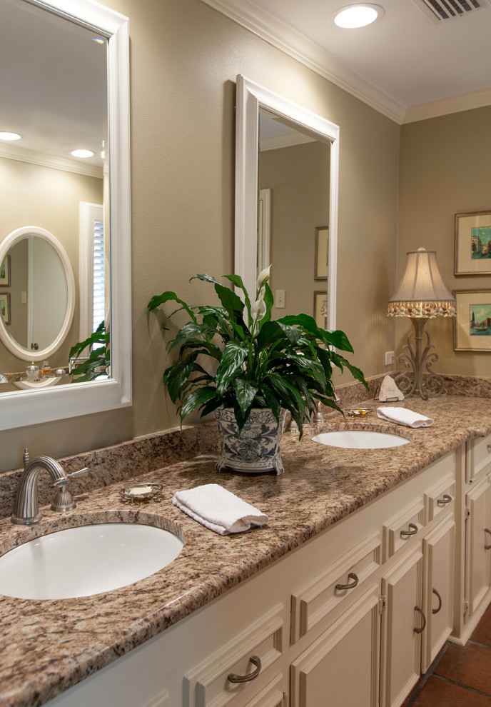 Inspiration pour une grande salle de bain traditionnelle avec un lavabo encastré, un placard avec porte à panneau surélevé, des portes de placard beiges, un plan de toilette en granite, un mur beige et tomettes au sol.