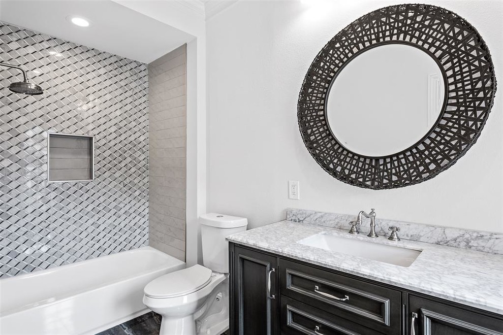 Idée de décoration pour une salle de bain tradition de taille moyenne avec un placard en trompe-l'oeil, des portes de placard grises, une baignoire en alcôve, un combiné douche/baignoire, WC séparés, un carrelage gris, mosaïque, un mur gris, un sol en carrelage de porcelaine, un lavabo encastré, un plan de toilette en marbre, un sol multicolore, une cabine de douche avec un rideau et un plan de toilette blanc.