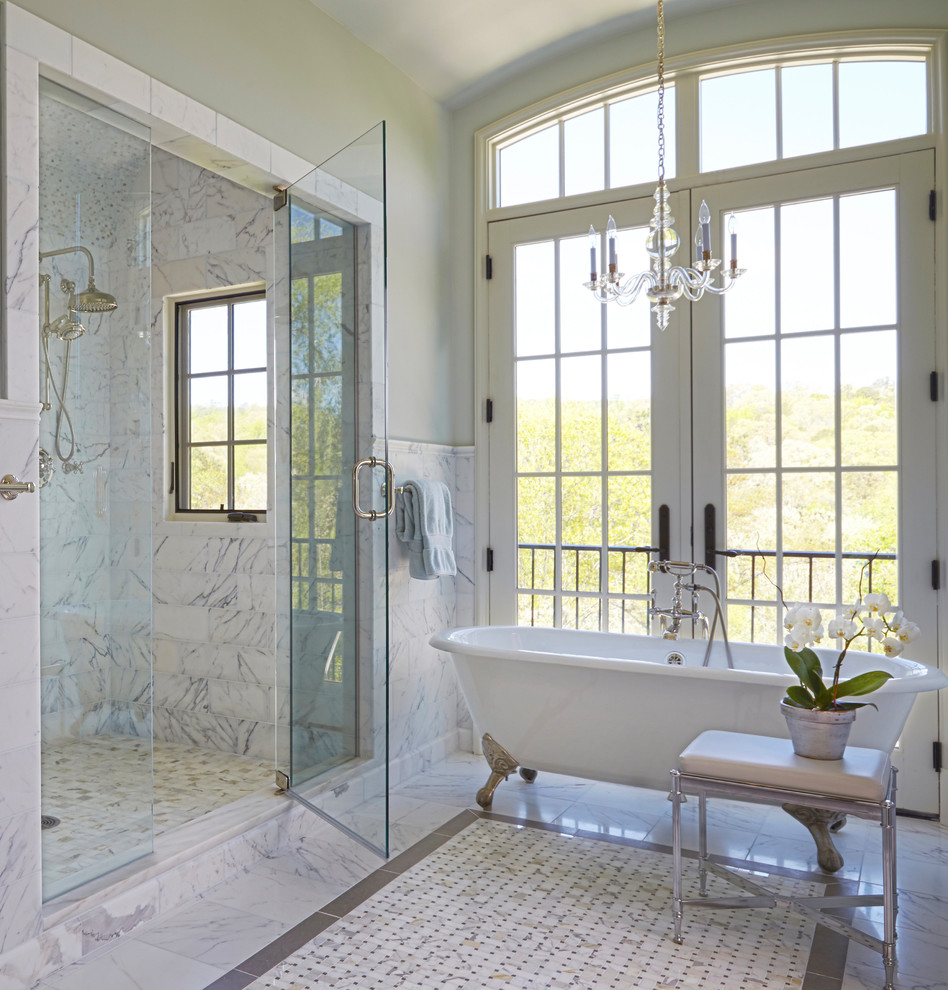 Foto di una stanza da bagno padronale classica con vasca con piedi a zampa di leone, doccia alcova, piastrelle bianche, pavimento multicolore e porta doccia a battente