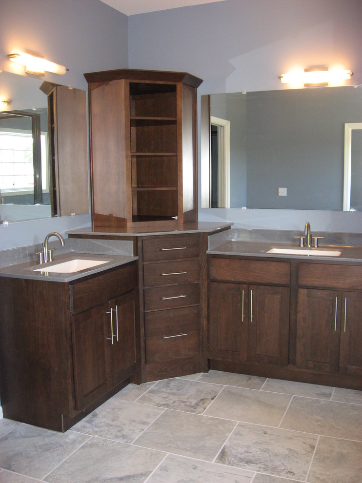 На фото: главная ванная комната в классическом стиле с врезной раковиной, плоскими фасадами, темными деревянными фасадами, серыми стенами и полом из керамогранита с