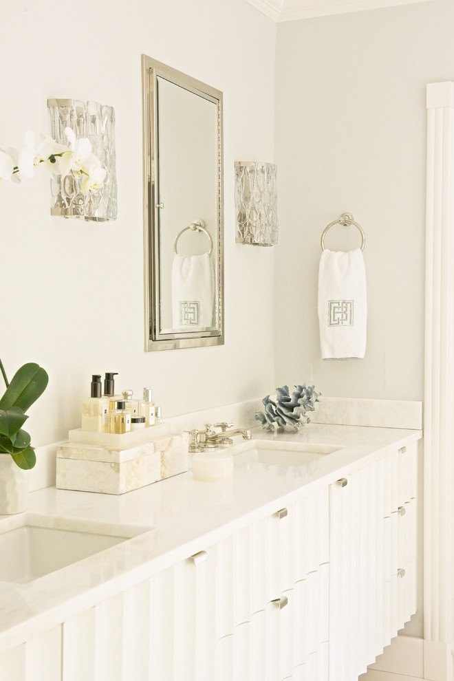 Inredning av ett klassiskt badrum med dusch, med möbel-liknande, vita skåp, grå väggar, ett undermonterad handfat och marmorbänkskiva