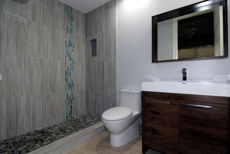 Пример оригинального дизайна: ванная комната среднего размера в стиле модернизм с плоскими фасадами, коричневыми фасадами, унитазом-моноблоком, бежевой плиткой, керамогранитной плиткой, полом из керамогранита и настольной раковиной