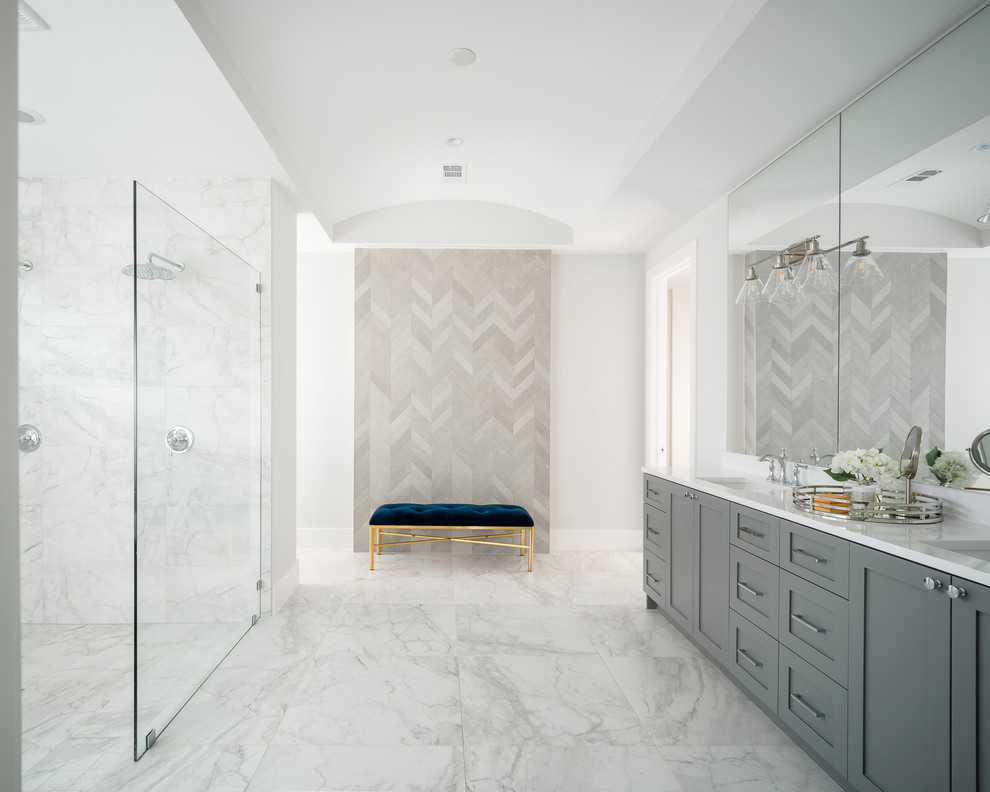 Idéer för ett klassiskt vit en-suite badrum, med skåp i shakerstil, grå skåp, ett fristående badkar, en hörndusch, vit kakel, keramikplattor, vita väggar, ett undermonterad handfat, bänkskiva i kvartsit, vitt golv och med dusch som är öppen
