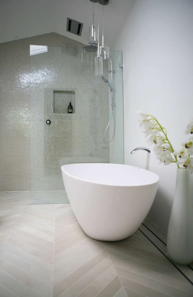 На фото: маленькая главная ванная комната в современном стиле с отдельно стоящей ванной, открытым душем, полом из керамогранита и бежевым полом для на участке и в саду с