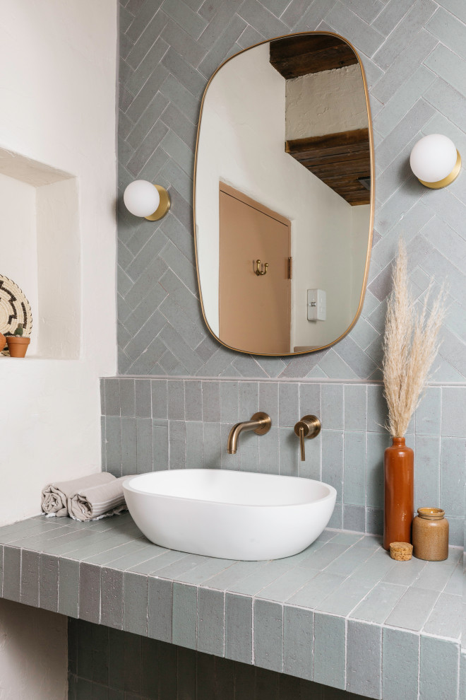 Пример оригинального дизайна: главная ванная комната среднего размера в стиле рустика с душем в нише, белой плиткой, белыми стенами, столешницей из плитки, бежевым полом, душем с распашными дверями, зеленой столешницей и синими фасадами