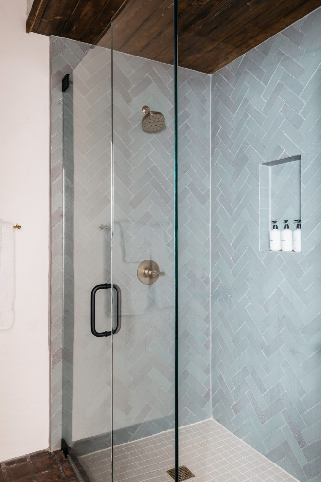 Inspiration för mellanstora rustika blått en-suite badrum, med en dusch i en alkov, vit kakel, vita väggar, kaklad bänkskiva, beiget golv, dusch med gångjärnsdörr och blå skåp