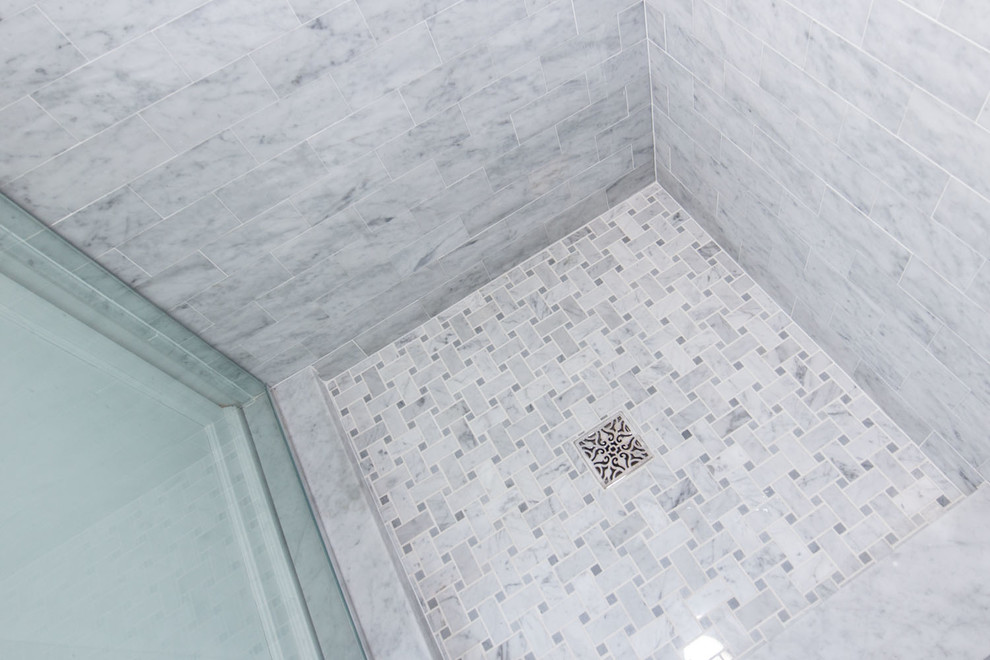 Foto di una stanza da bagno con doccia minimal di medie dimensioni con ante a filo, ante bianche, doccia ad angolo, WC monopezzo, piastrelle grigie, piastrelle bianche, piastrelle in pietra, pareti bianche, pavimento in marmo, lavabo da incasso e top in marmo