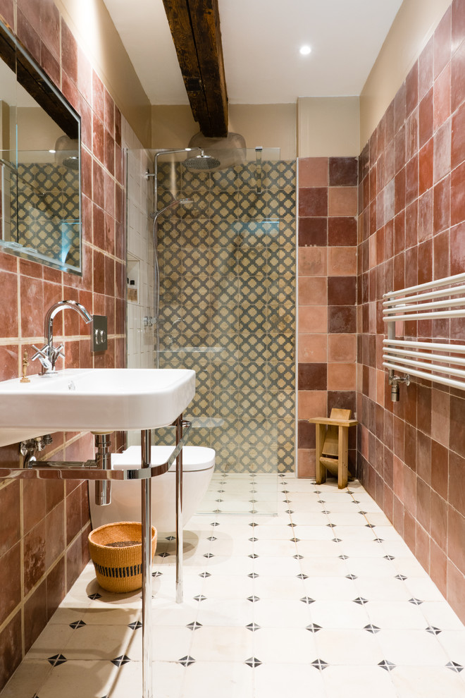 Idee per una grande stanza da bagno contemporanea con doccia aperta, WC sospeso, piastrelle rosse, piastrelle in ceramica, pavimento con piastrelle in ceramica, lavabo da incasso, pavimento bianco e doccia aperta