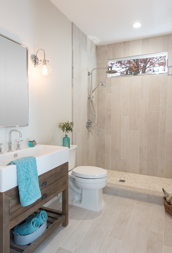 Idéer för ett mellanstort modernt badrum med dusch, med möbel-liknande, skåp i slitet trä, en öppen dusch, beige kakel, porslinskakel, beige väggar, klinkergolv i småsten, ett fristående handfat och bänkskiva i akrylsten
