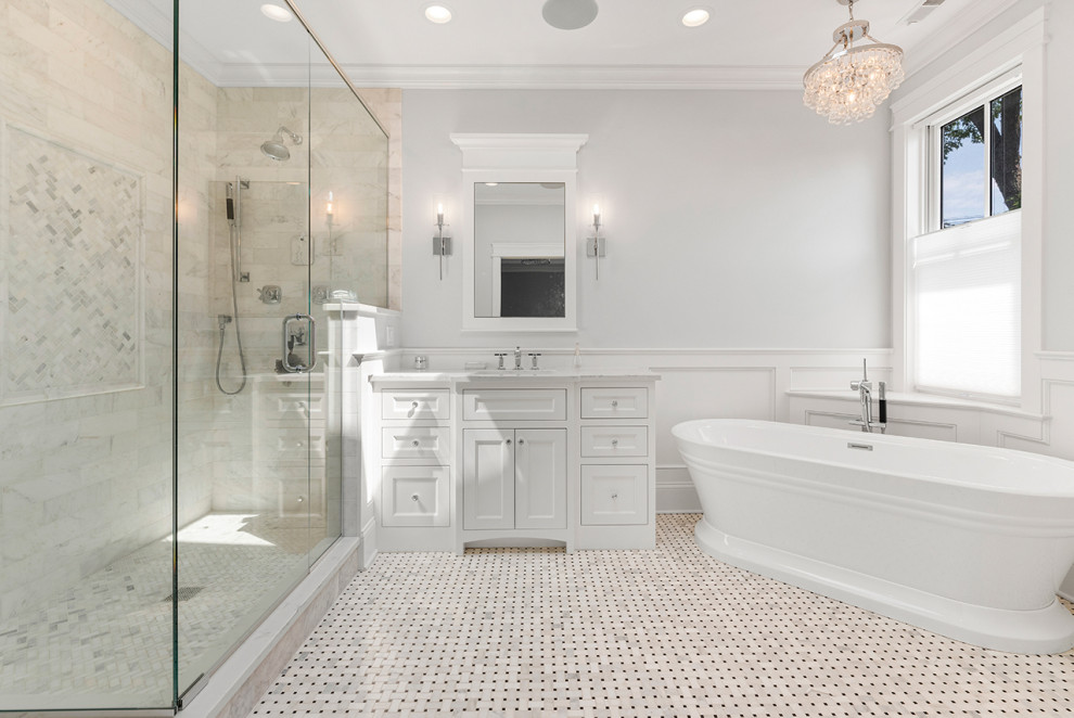 Immagine di una grande stanza da bagno padronale country con ante bianche, vasca freestanding, doccia ad angolo, pareti bianche e porta doccia a battente