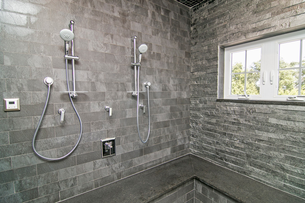 Foto de cuarto de baño principal actual grande con encimera de granito, baldosas y/o azulejos grises, ducha esquinera, baldosas y/o azulejos de piedra, paredes grises y suelo de baldosas de cerámica