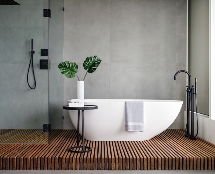 Idee per una stanza da bagno padronale minimalista di medie dimensioni con vasca freestanding, doccia aperta, piastrelle grigie, piastrelle di cemento, pavimento in legno massello medio, pavimento marrone e porta doccia a battente