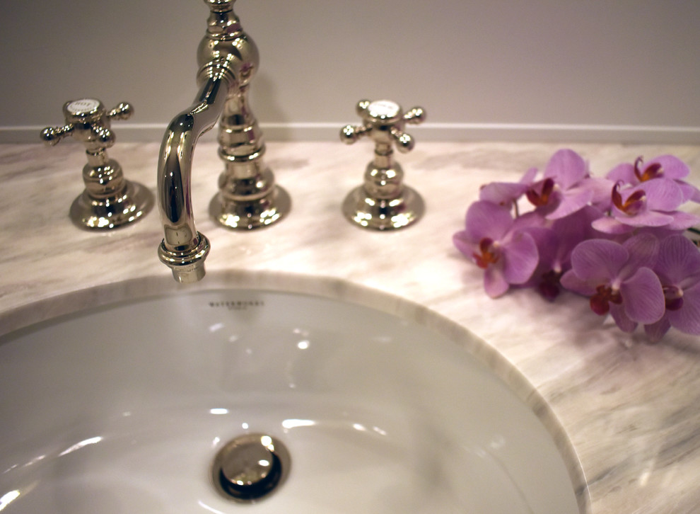 Inredning av ett klassiskt stort lila lila en-suite badrum, med luckor med lamellpanel, vita skåp, ett fristående badkar, en hörndusch, en toalettstol med separat cisternkåpa, vit kakel, vita väggar, ljust trägolv, ett undermonterad handfat, marmorbänkskiva, vitt golv och med dusch som är öppen