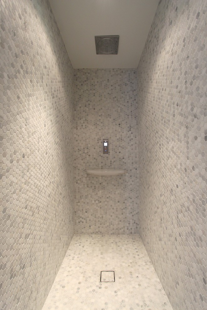 Idee per una stanza da bagno minimalista con piastrelle grigie e doccia alcova
