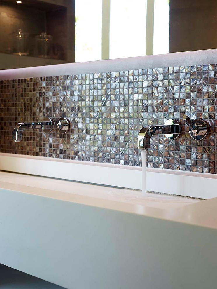 На фото: большая ванная комната в стиле модернизм с бежевой плиткой, плиткой мозаикой, бежевыми стенами, полом из керамогранита и подвесной раковиной