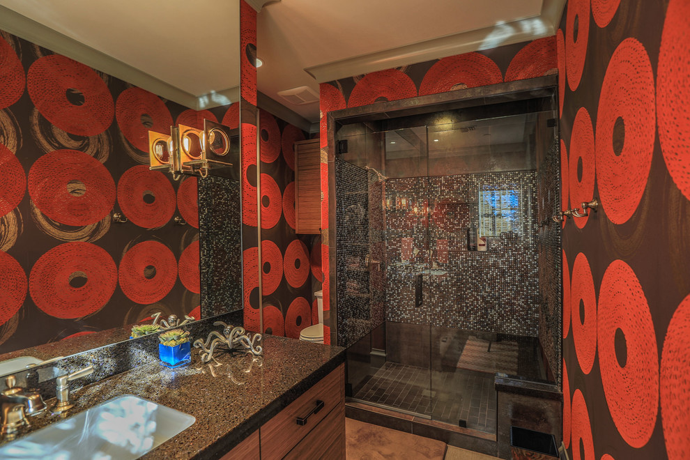Modernes Badezimmer mit Unterbauwaschbecken, flächenbündigen Schrankfronten, hellbraunen Holzschränken, Duschnische, Wandtoilette mit Spülkasten, farbigen Fliesen, Mosaikfliesen und bunten Wänden in Dallas